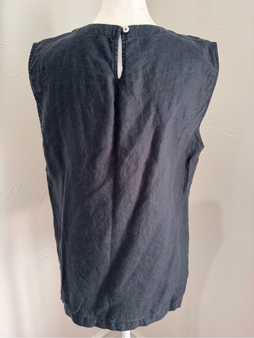 Quince Black Sleeveless Linen Tank - Picture 2 of 4